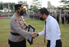 Kapolres Serang, AKBP Yudha Satria memberikan penghargaan ke Kasatreskrim, AKP Dedi Mirza. Foto: Yono