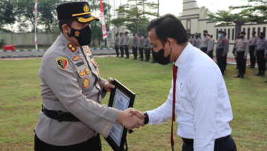 Kapolres Serang, AKBP Yudha Satria memberikan penghargaan ke Kasatreskrim, AKP Dedi Mirza. Foto: Yono