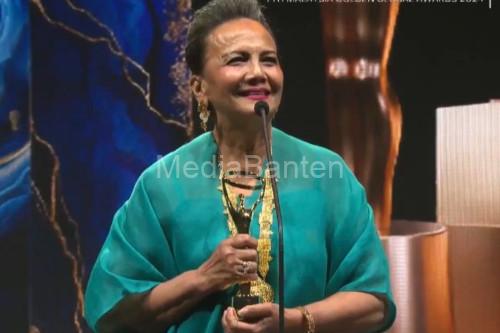 Christine Hakim terima Lifetime Achievemen Award. Foto: Antara