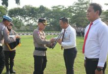 Kasatreskrim dan Resmob diganjar penghargaan Kapolres Serang. Foto: Yono