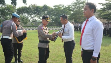 Kasatreskrim dan Resmob diganjar penghargaan Kapolres Serang. Foto: Yono