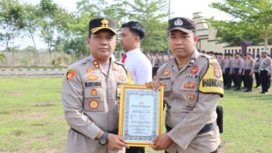 Kapolres Serang, AKBP Wiwin Setiawan berikan penghargaan ke Jatanras dan Tim Resmob. Foto: Yono