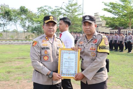 Kapolres Serang, AKBP Wiwin Setiawan berikan penghargaan ke Jatanras dan Tim Resmob. Foto: Yono