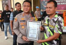 Penghargaan Kapolres Serang, AKBP Wiwin Setiawan kepada Jumadi. Foto: Yono