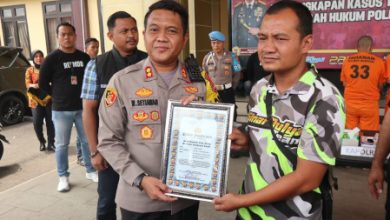 Penghargaan Kapolres Serang, AKBP Wiwin Setiawan kepada Jumadi. Foto: Yono