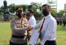 Kapolres Serang, AKBP Yudha Satria beri penghargaan ke Satresnarkoba. Foto: Yono