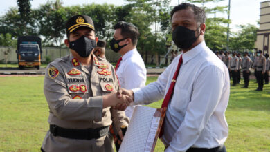 Kapolres Serang, AKBP Yudha Satria beri penghargaan ke Satresnarkoba. Foto: Yono