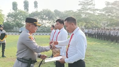 Penghargaan Kapolre Serang ke Polsek Cikeusal dan Kragilan. foto: Yono