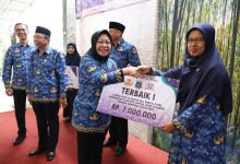 Pj Sekda Banten, Virgojanti berikan penghargaan HUT Korpri. Foto: Biro Adpim Banten