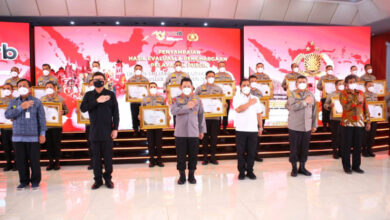 Menpan RB memberikan penghargaan pelayanan prima sangat baik ke Polres Serang.