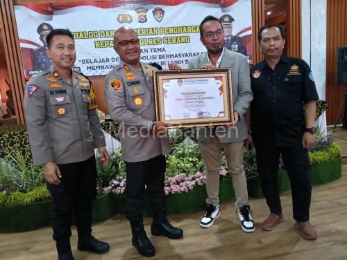 Penghargaan atas program ngariung iman ngariung aman Kapolres Serang. Foto: Yono