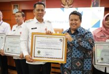 Pj Bupati Tangerang, Andi Ony Prihartono menerima penghargaan Ombudsman RI. Foto: Iqbal Kurnia
