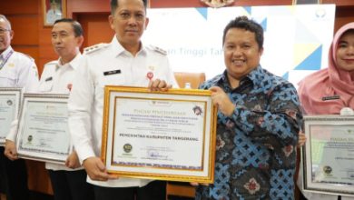 Pj Bupati Tangerang, Andi Ony Prihartono menerima penghargaan Ombudsman RI. Foto: Iqbal Kurnia