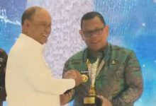 Pj Gubernur Banten, Abdul Rouf Damenta menerima penghargaan APBD Award 2024. Foto: Biro Adpim Banten