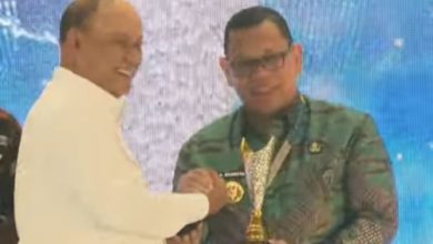 Pj Gubernur Banten, Abdul Rouf Damenta menerima penghargaan APBD Award 2024. Foto: Biro Adpim Banten