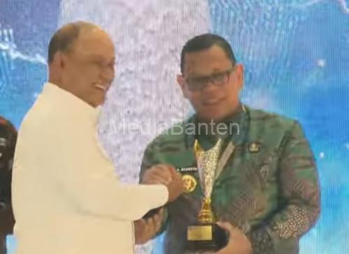 Pj Gubernur Banten, Abdul Rouf Damenta menerima penghargaan APBD Award 2024. Foto: Biro Adpim Banten