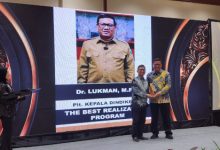 Lukman, Plt Kadindikbud Provinsi Banten meraih penghargaan soal Sekolah Gratis. Foto: Istimewa