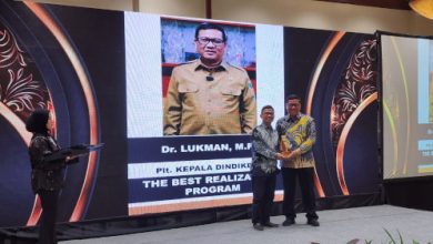 Lukman, Plt Kadindikbud Provinsi Banten meraih penghargaan soal Sekolah Gratis. Foto: Istimewa