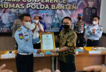 Petugas Lapas Cilegon dapat penghargaan karena cegah penyelundupan sabu ke Lapas. Foto: Hendra Hermawan