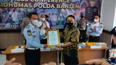 Petugas Lapas Cilegon dapat penghargaan karena cegah penyelundupan sabu ke Lapas. Foto: Hendra Hermawan