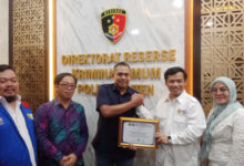 Pemberian penghargaan ke AKBP Yudhis Wibisana, Direskrimum Polda Banten. Foto: SPSI Banten