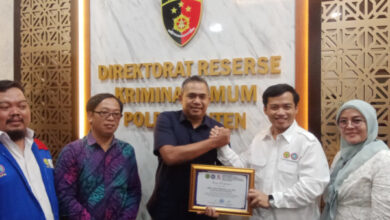 Pemberian penghargaan ke AKBP Yudhis Wibisana, Direskrimum Polda Banten. Foto: SPSI Banten