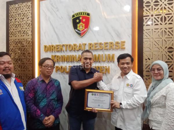 Pemberian penghargaan ke AKBP Yudhis Wibisana, Direskrimum Polda Banten. Foto: SPSI Banten