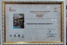 Penghargaan stan terbaik Deskranasda Provinsi Banten. Foto: Biro Adpim Banten