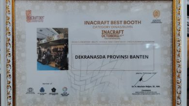 Penghargaan stan terbaik Deskranasda Provinsi Banten. Foto: Biro Adpim Banten