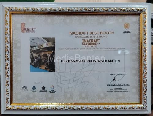 Penghargaan stan terbaik Deskranasda Provinsi Banten. Foto: Biro Adpim Banten