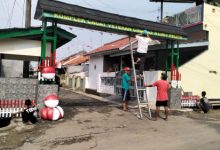 Kompleks Cacat Veteran Ciracas menghias gerbang utuk peringati HUT Kemerdekaan RI. Foto: Daeng Yusvin