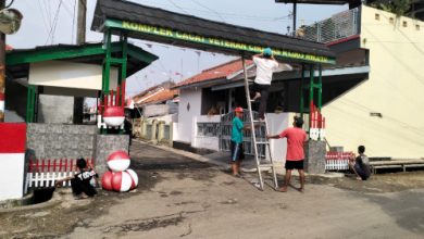 Kompleks Cacat Veteran Ciracas menghias gerbang utuk peringati HUT Kemerdekaan RI. Foto: Daeng Yusvin