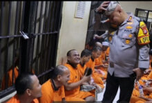 Kapolres Serang, AKBP Condro Sasongko bersama Penghuni Rutan Mapolres Serang. Foto: Yono