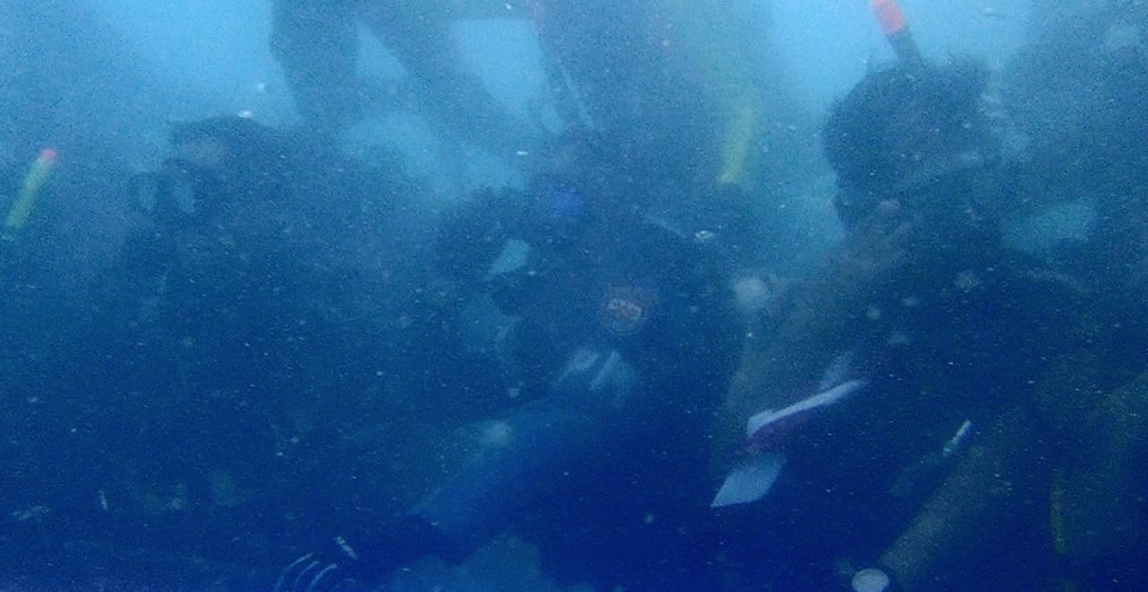pengibaran bendera di bawah laut