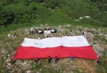 Pengibaran bendera di TPA Bangkonol oleh PKD Mapala Se-Banten. Foto: Antara