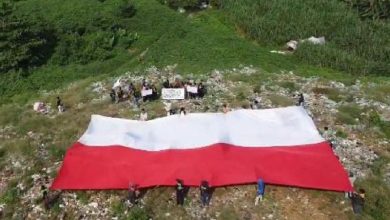 Pengibaran bendera di TPA Bangkonol oleh PKD Mapala Se-Banten. Foto: Antara