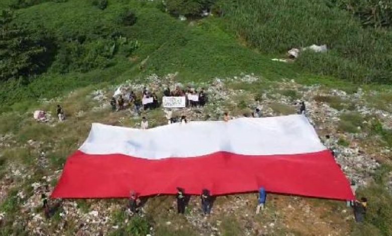 Pengibaran bendera di TPA Bangkonol oleh PKD Mapala Se-Banten. Foto: Antara