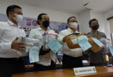 Konferensi pers Ditesnarkoba Polda Banten soal penangkapan ganja via pengiriman JNE. Foto: Aden Hasanudin