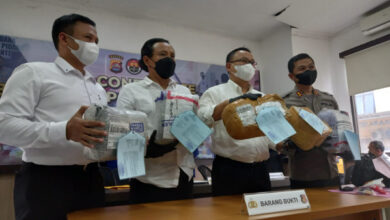 Konferensi pers Ditesnarkoba Polda Banten soal penangkapan ganja via pengiriman JNE. Foto: Aden Hasanudin