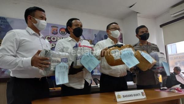 Konferensi pers Ditesnarkoba Polda Banten soal penangkapan ganja via pengiriman JNE. Foto: Aden Hasanudin