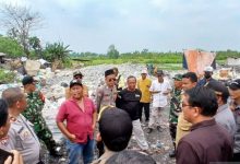 Pengiriman sampah ke lapak limbah meresahkan masyarakat di Kabupaten Tagerang. Foto: Antara