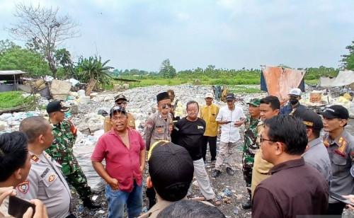 Pengiriman sampah ke lapak limbah meresahkan masyarakat di Kabupaten Tagerang. Foto: Antara