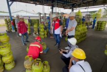Pengecekan Pertamina Ptra Niaga RJBB terhadap pengisian tabung LPG di Banten. Foto: Humas Pertamina Patra Niaga