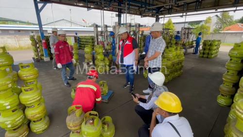 Pengecekan Pertamina Ptra Niaga RJBB terhadap pengisian tabung LPG di Banten. Foto: Humas Pertamina Patra Niaga