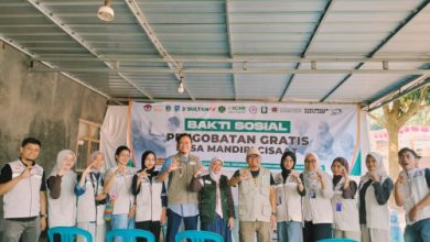 Pengobatan graits ICMI Banten dan Bapeksi di Serang. Foto Mahmud
