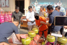 Praktik Penyuntikan Tabung Gas Elpiji. Foto: Yono