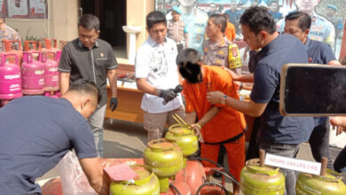 Praktik Penyuntikan Tabung Gas Elpiji. Foto: Yono
