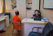 Tersangka pelaku pegoplosan beras sedang diperiksa di Polres Serang. Foto: Yono