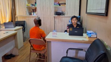 Tersangka pelaku pegoplosan beras sedang diperiksa di Polres Serang. Foto: Yono