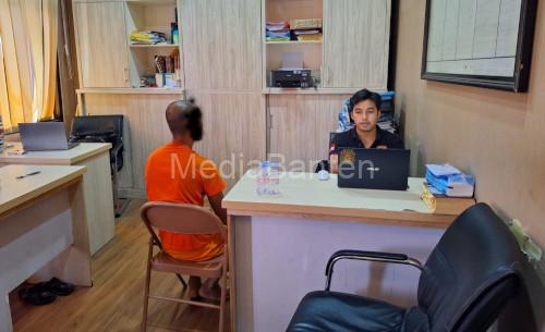 Tersangka pelaku pegoplosan beras sedang diperiksa di Polres Serang. Foto: Yono
